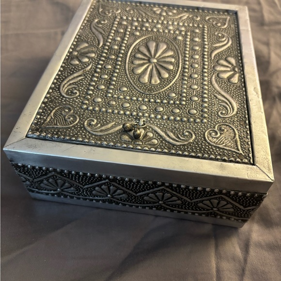 Pressed Embossed Tin or Aluminum metal jewelry box - Picture 3 of 9